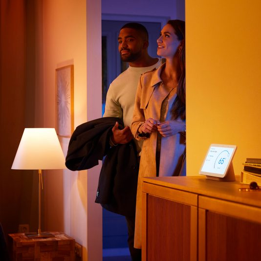 Philips Hue Matter – smart belysning styrd från smart skärm i hall, miljöbild