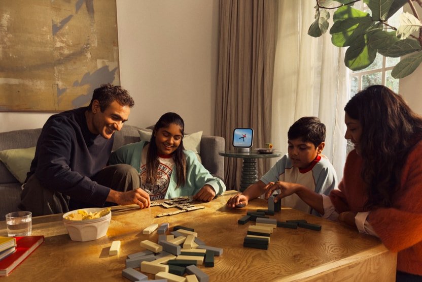 Apple HomeView – smart hemskärm på sidobord i vardagsrum, snett framifrån
