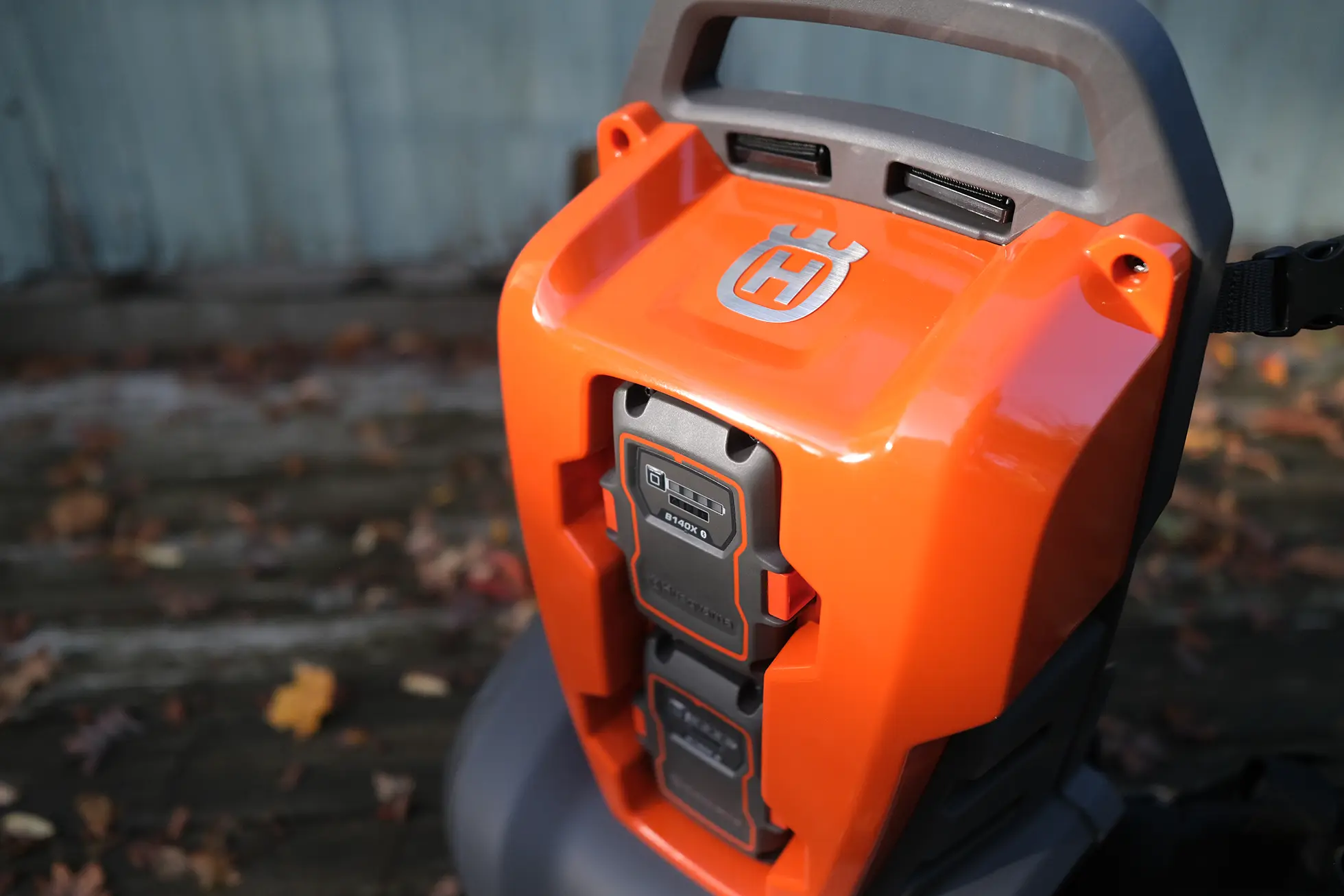 Husqvarna 340iBT – två batterifack med batterier, snett ovanifrån