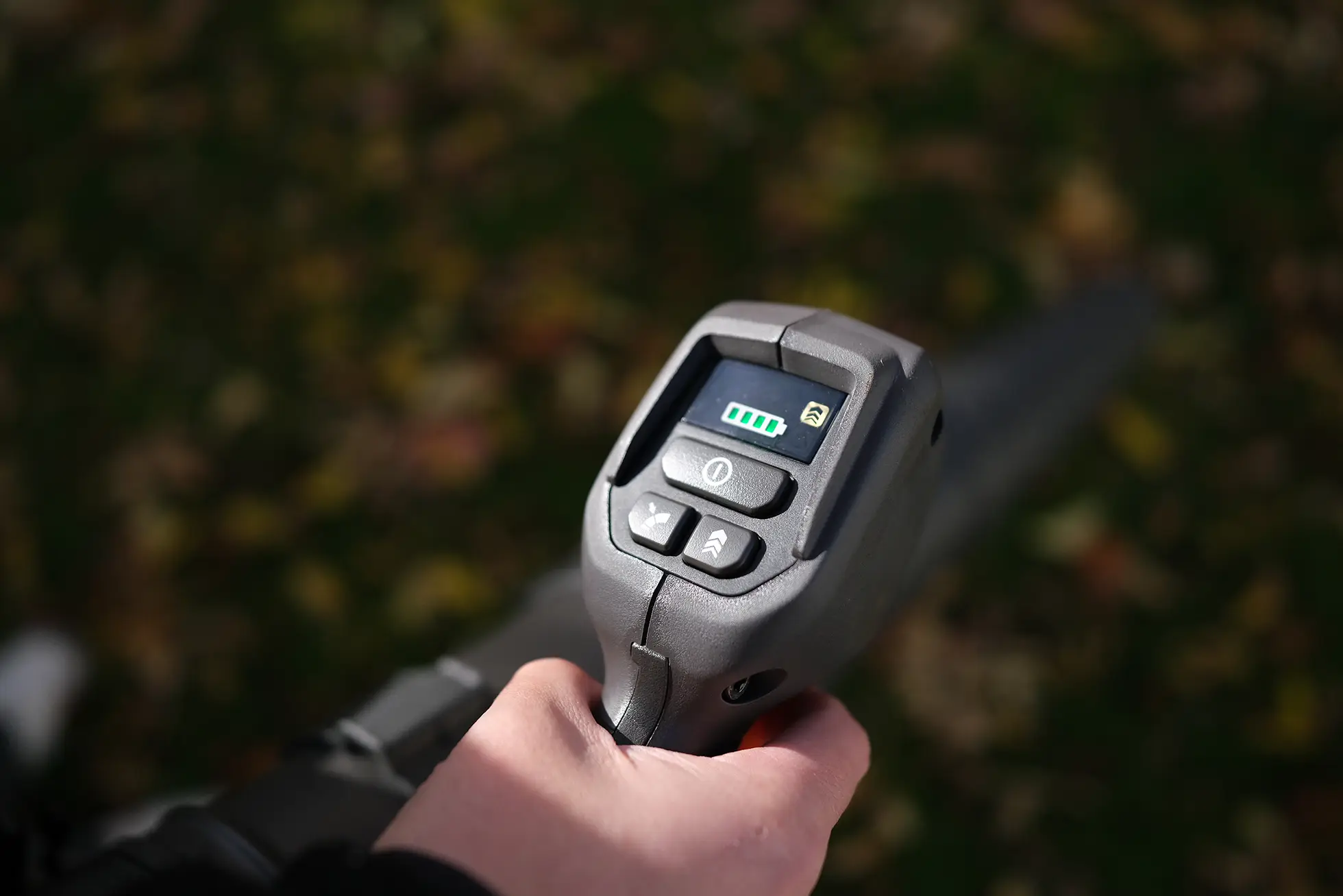 Husqvarna 340iBT – handtag med display och reglage, närbild