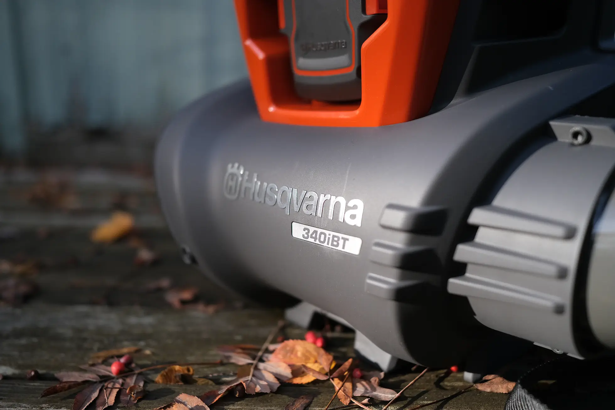 Husqvarna 340iBT – fläkthus med modellbeteckning, närbild