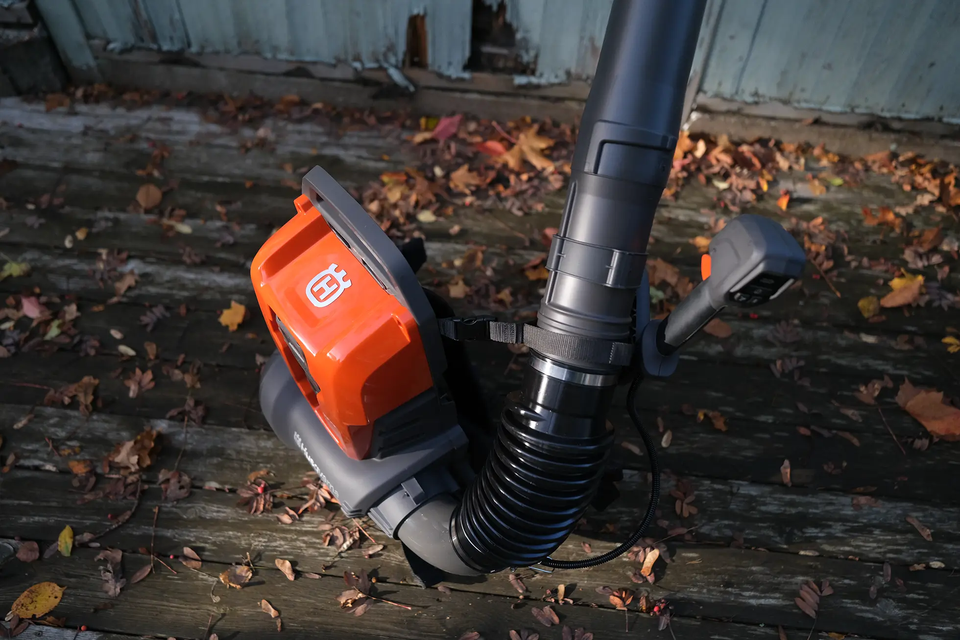 Husqvarna 340iBT – fläkthus, slang och blåsrör, snett från sidan