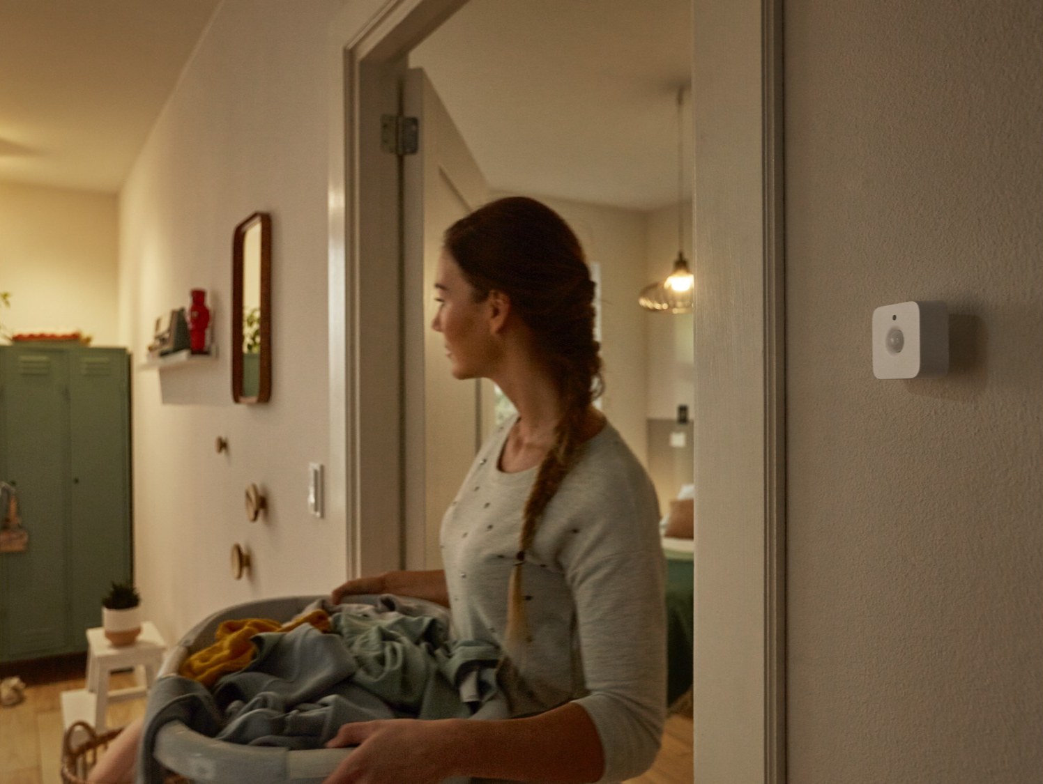 Philips Hue Motion Sensor – rörelsesensor på vägg i hall, från sidan