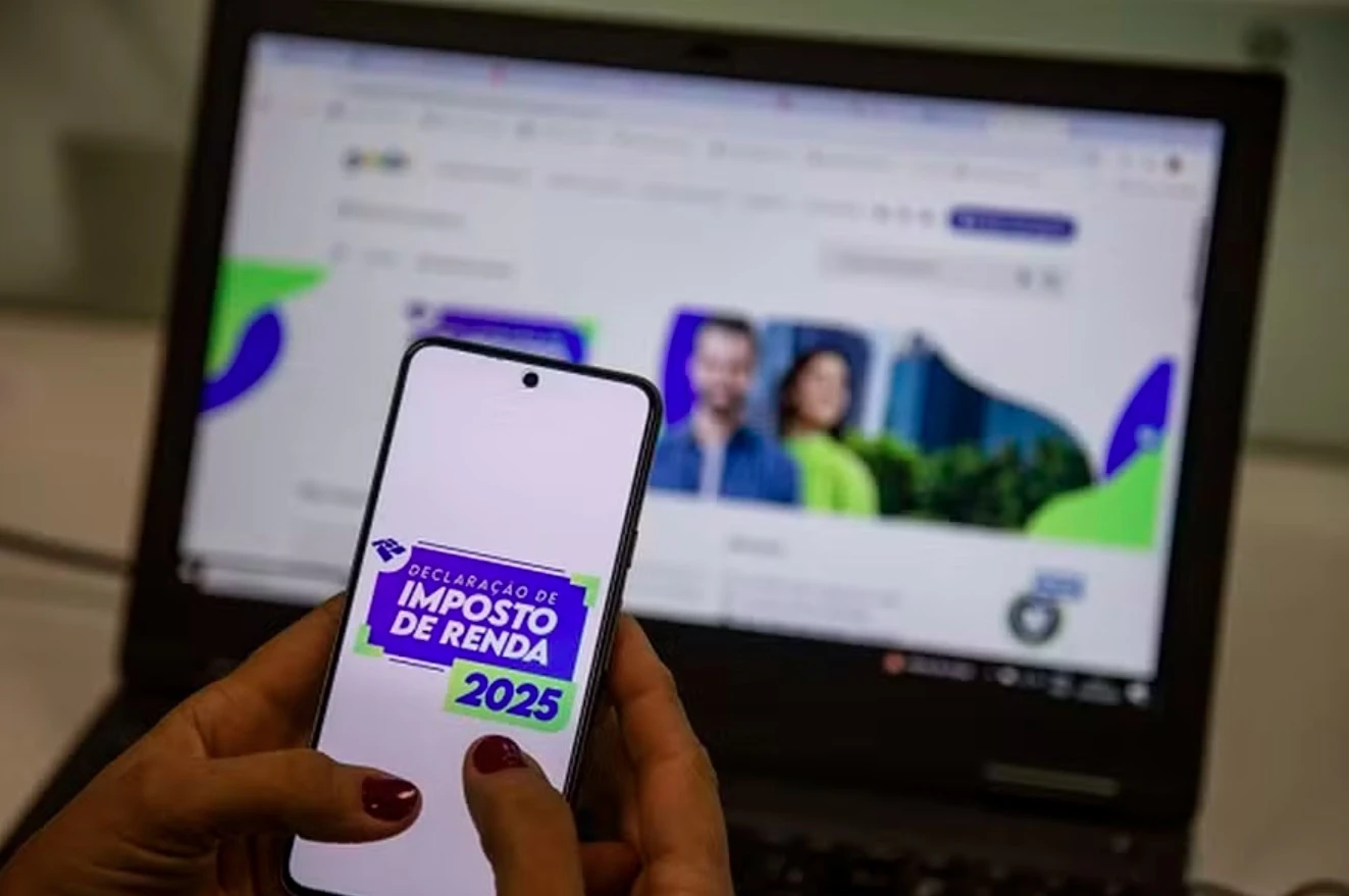 smartphone consultando imposto de renda
