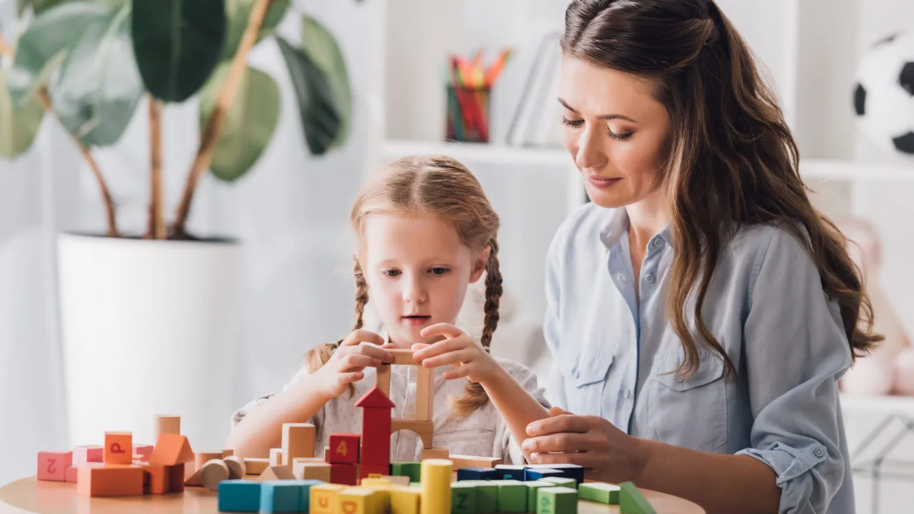 Mãe brincando com filho autista