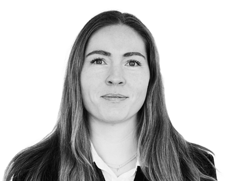 Sort-hvid portræt af en ung kvinde med langt lyst hår iført hvid skjorte og mørk blazer.