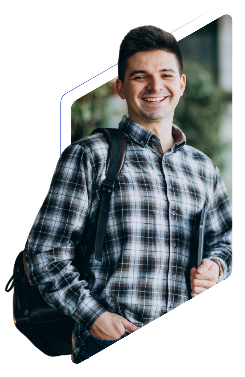 Estudante posando para foto com um tablet nas mãos e mochila