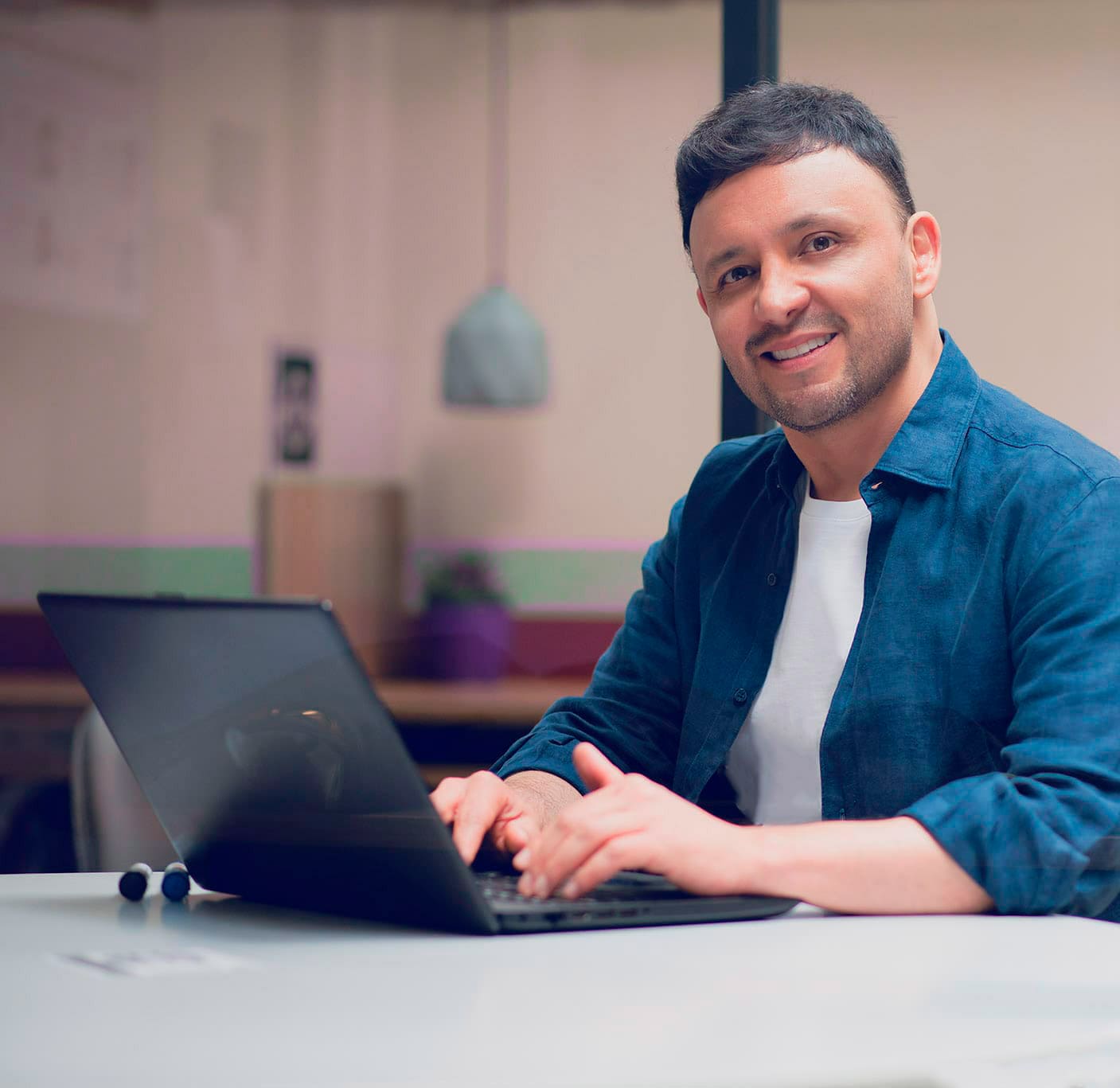 Fotografía del Director de Growth Marketing Nando Caicedo junto al formulario de contacto
