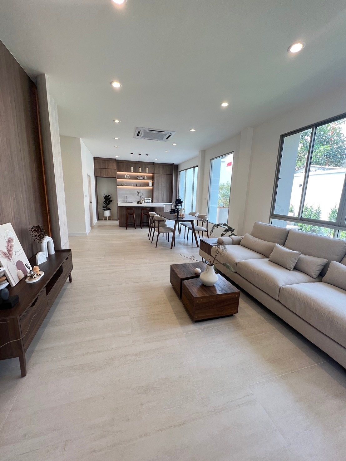 กระเบื้อง Travertine Classic Beige 60x120 ผิวด้าน ปูพื้นโถงและห้องนั่งเล่น