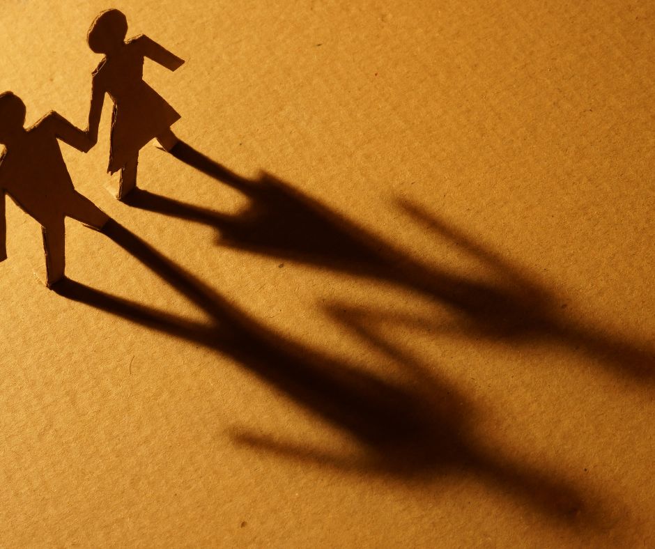 Silueta en cartón de una pareja.