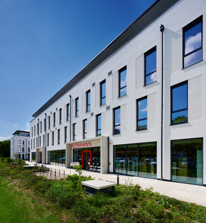 Zwei Hände strecken sich nach einer in weiß gefassten Raute