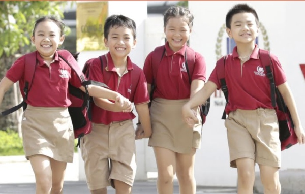 Đồng phục trường Việt - Úc với 2 tone đỏ kem bắt mắt