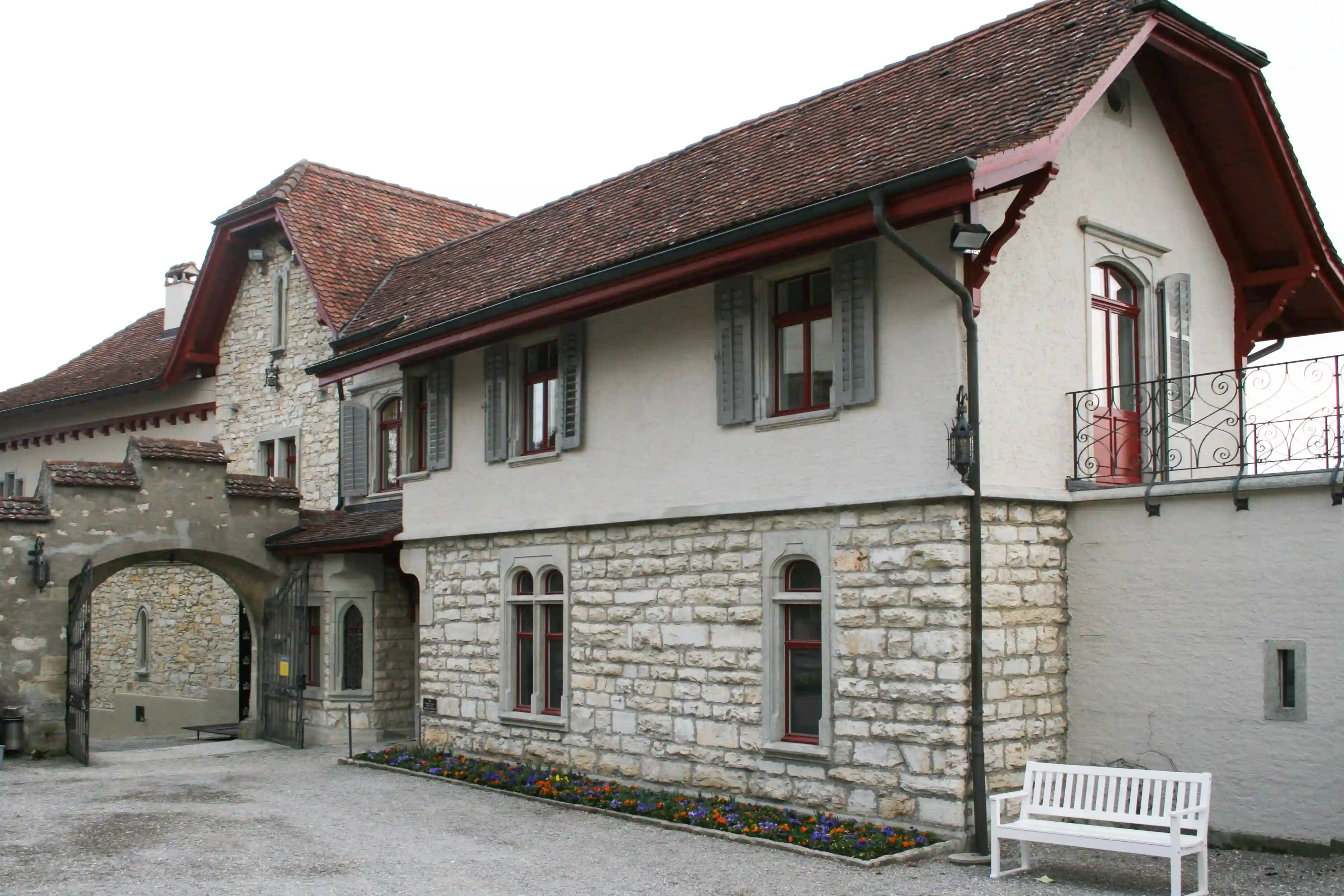 Renovierte Fenster des Schloss Wildegg von aussen