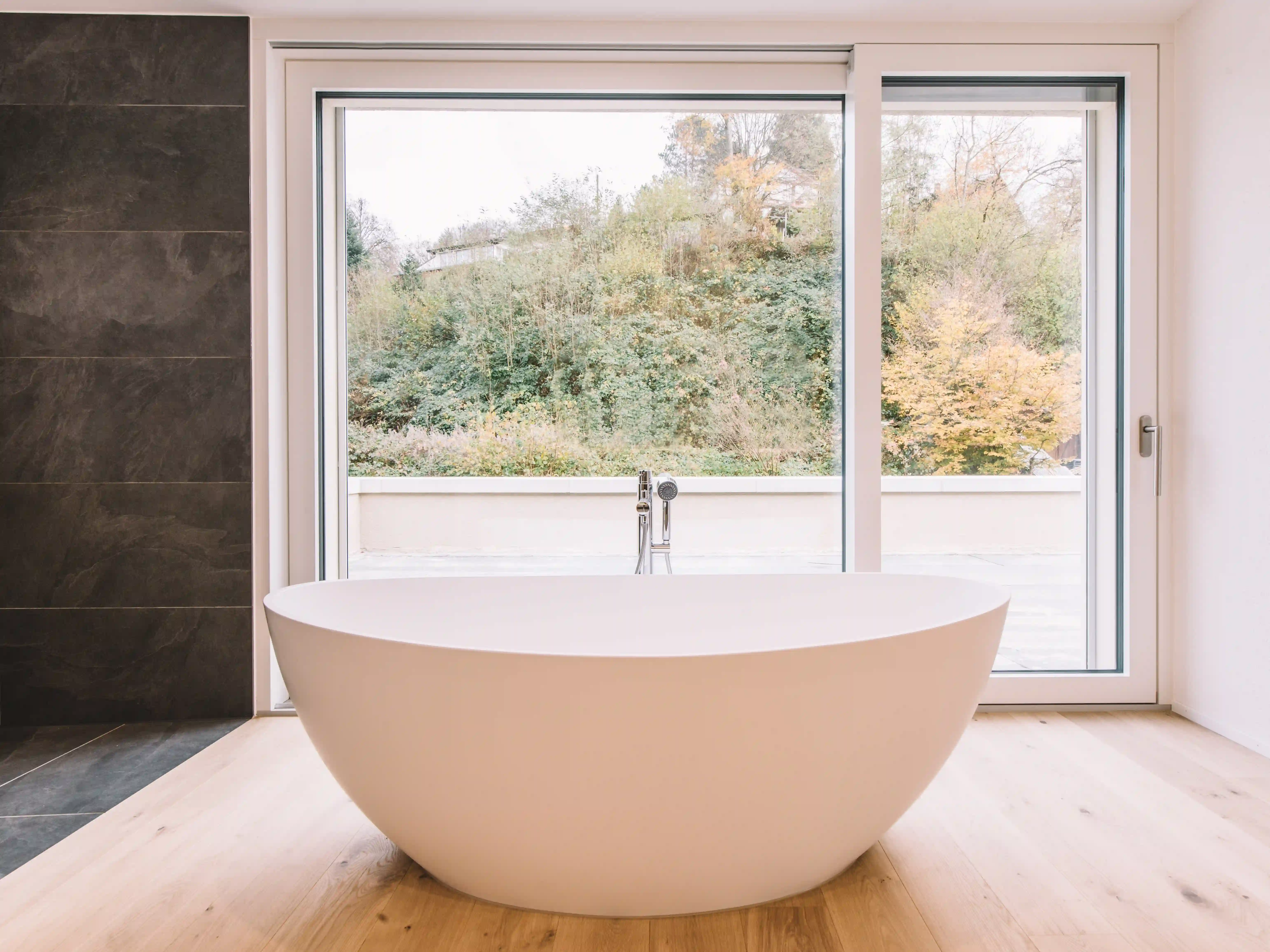 grosse freistehende weisse Badewanne