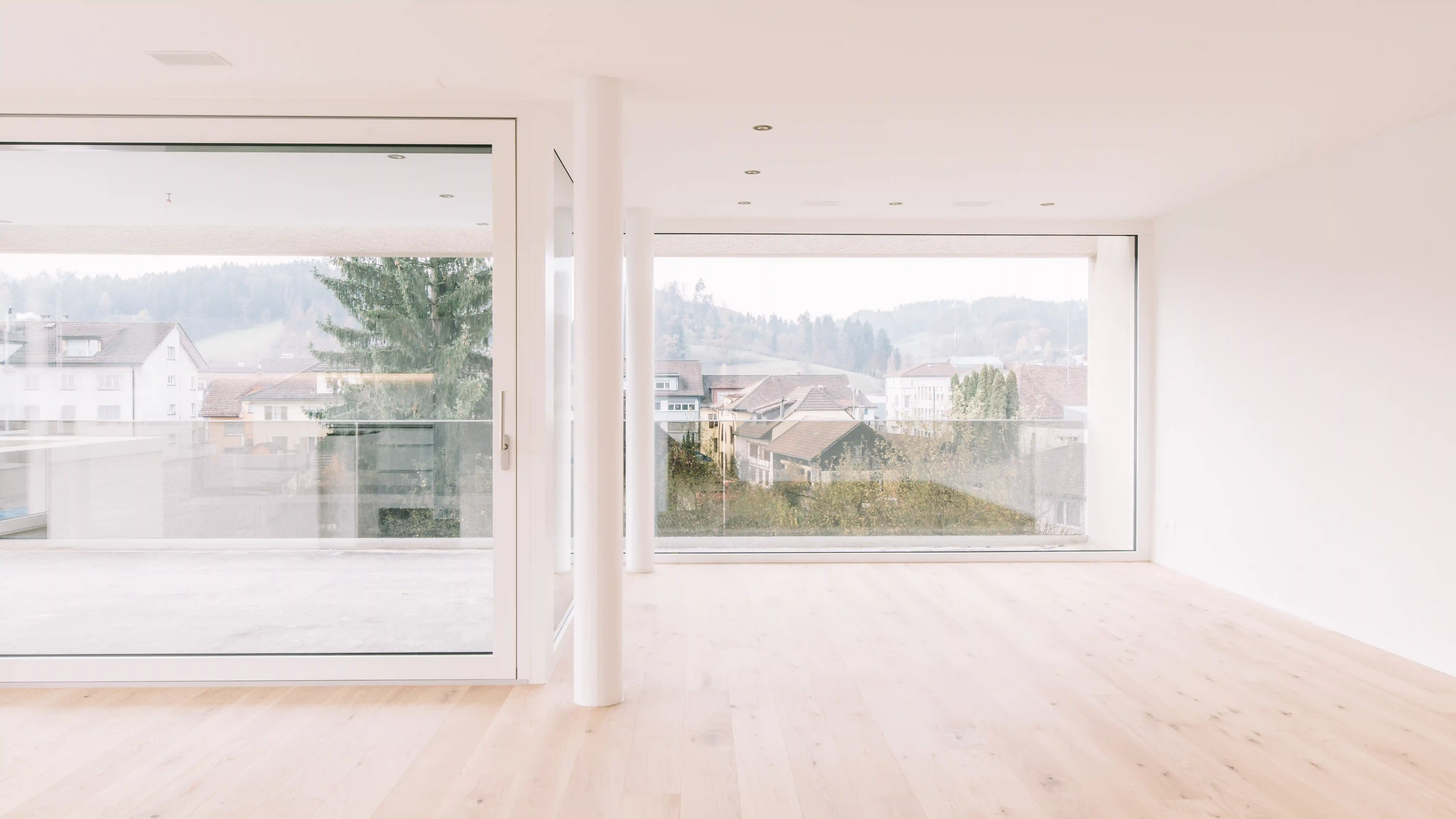 Wohnzimmer mit grossen Fenster