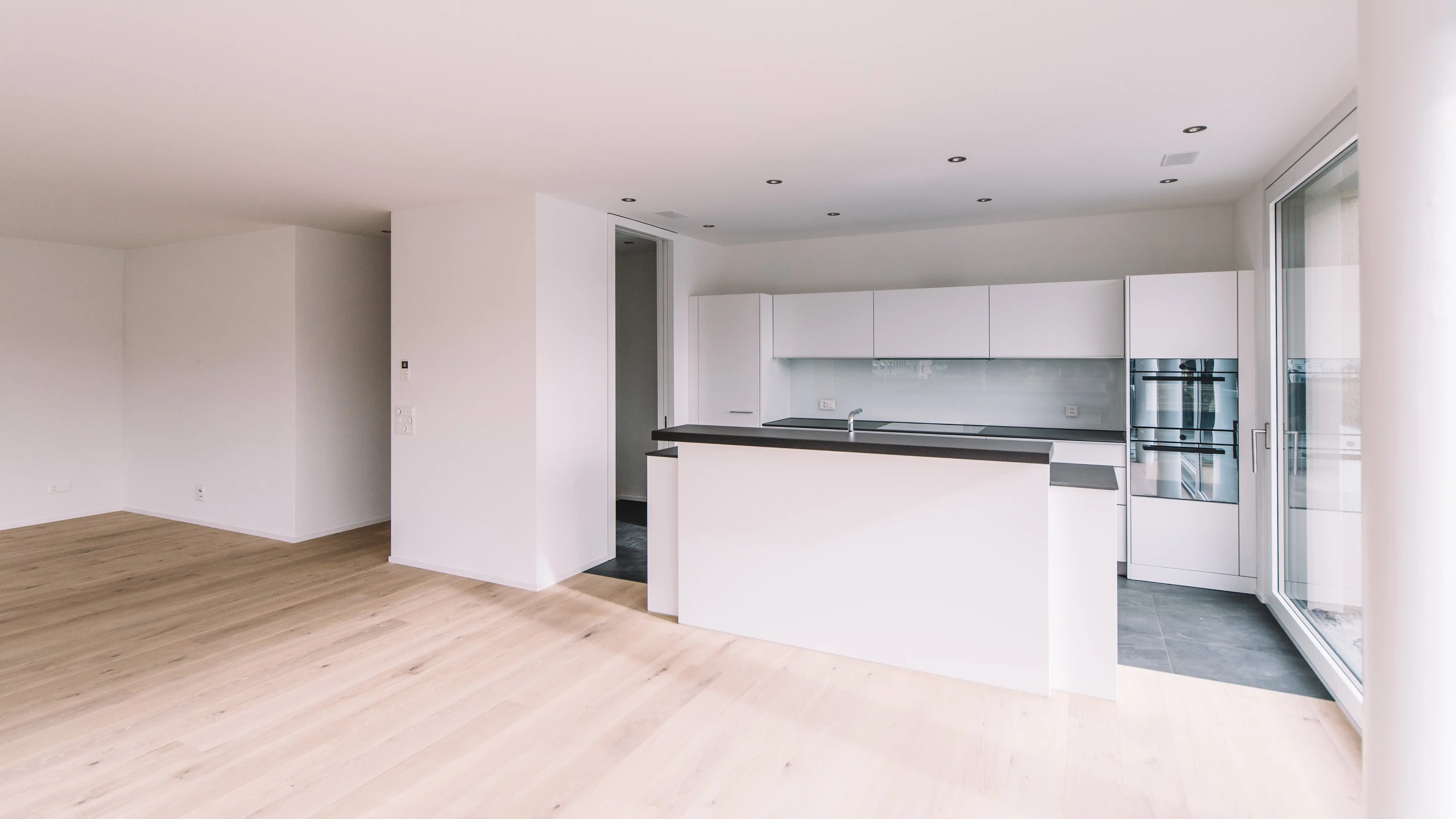 Helles Wohnzimmer mit Holzboden