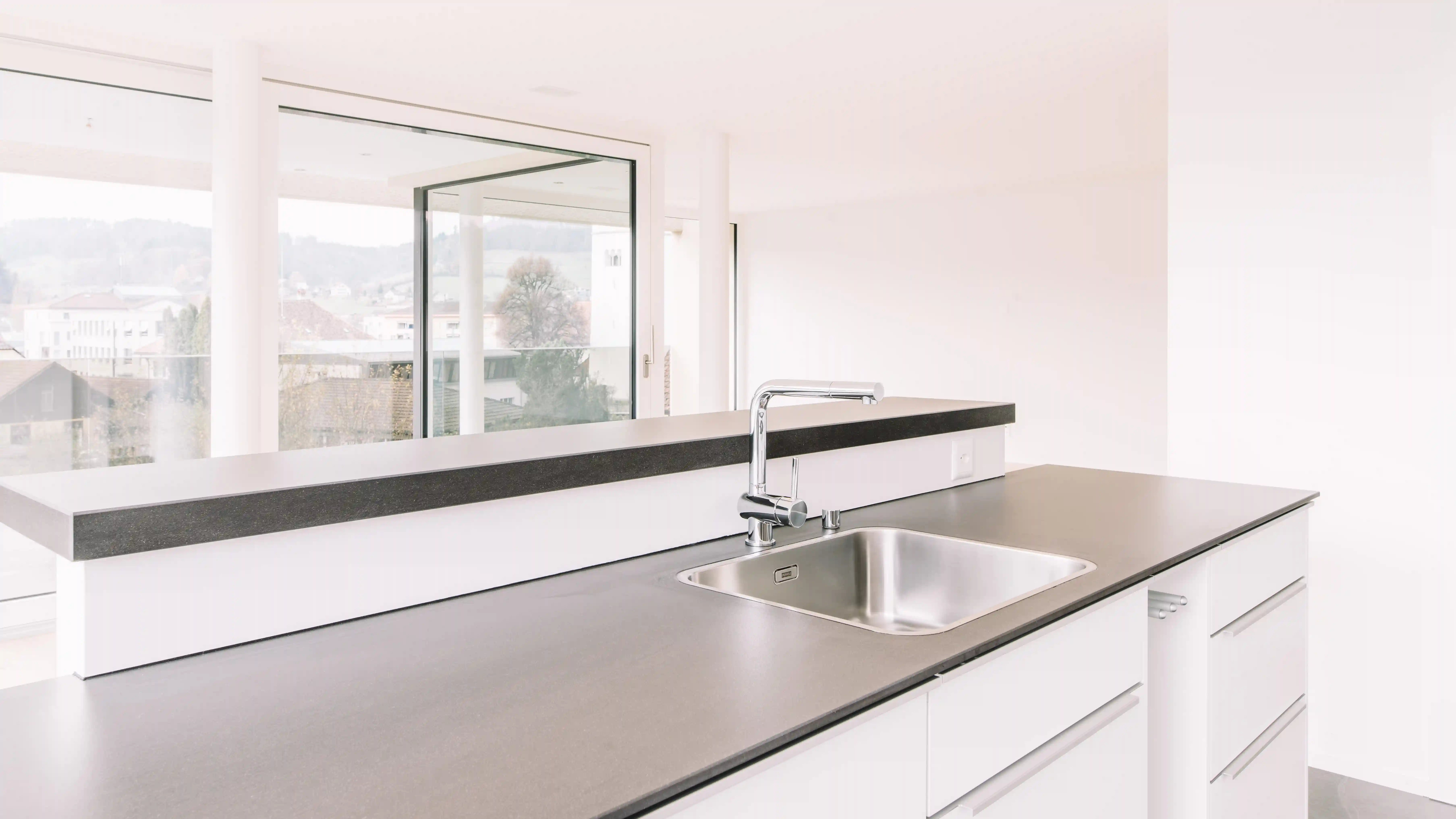 Lavabo auf schwarzer Küchenoberfläche
