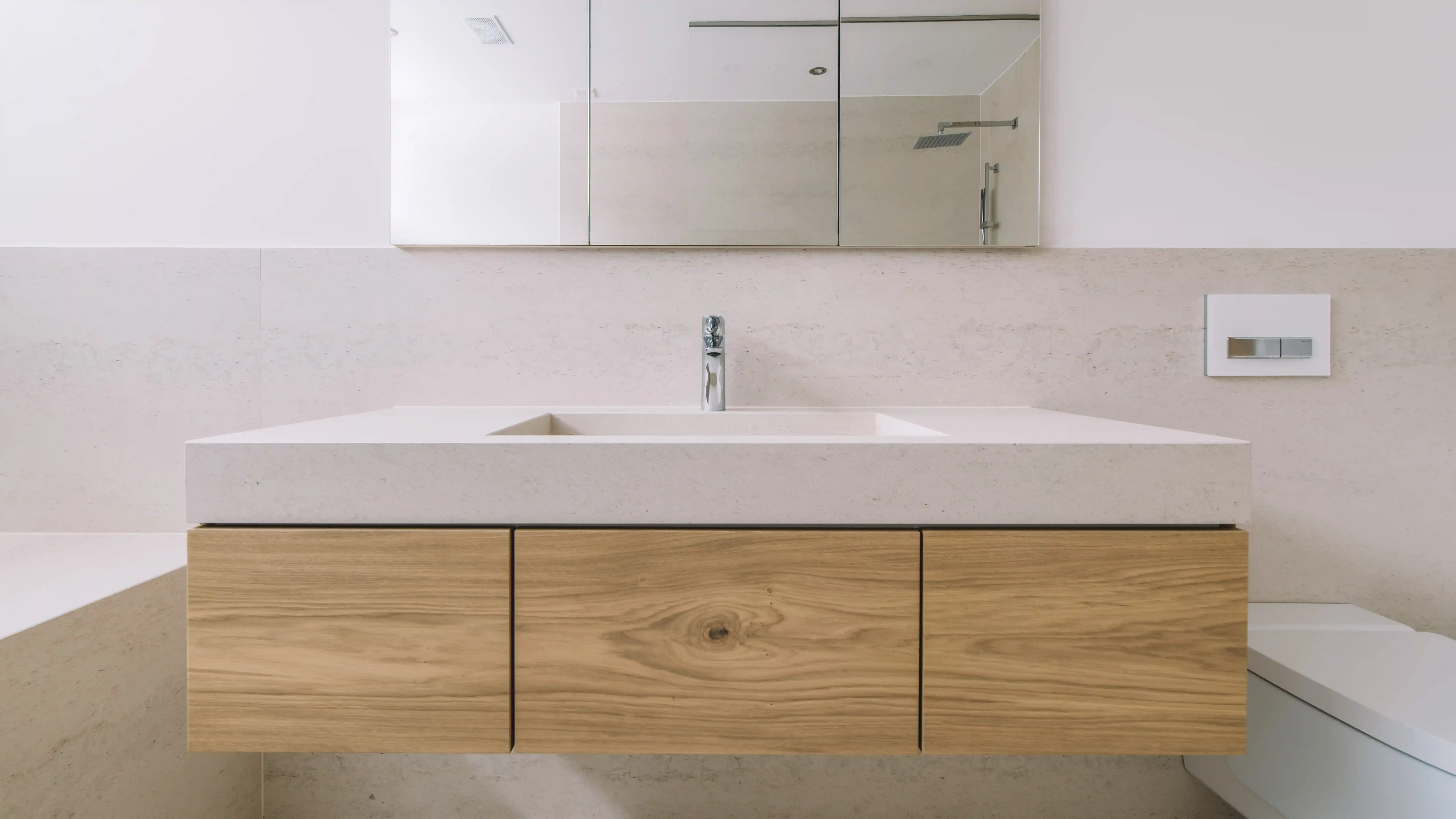 Weisses Lavabo mit Eichenholz Details