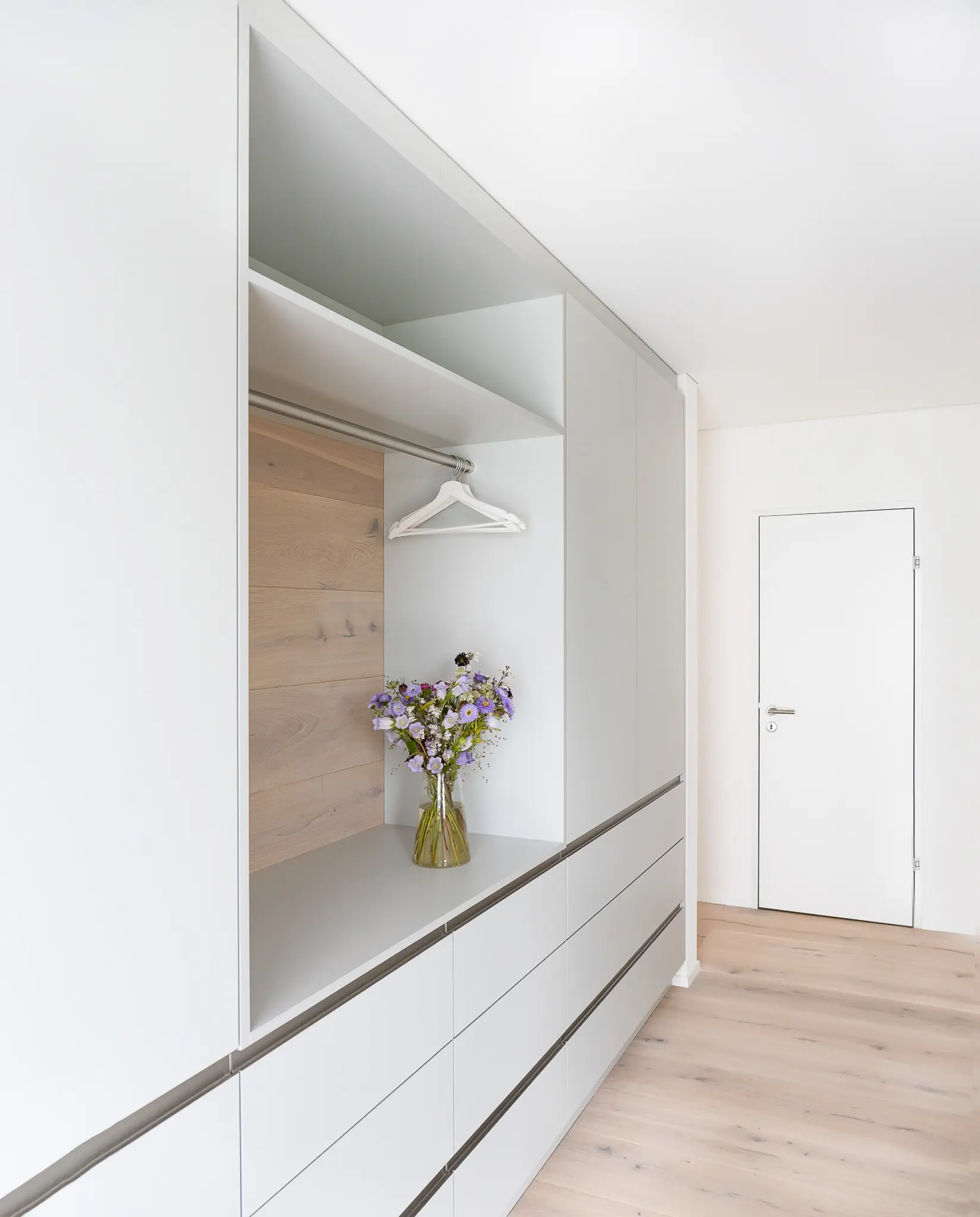 Weisse Garderobe aus Holz 