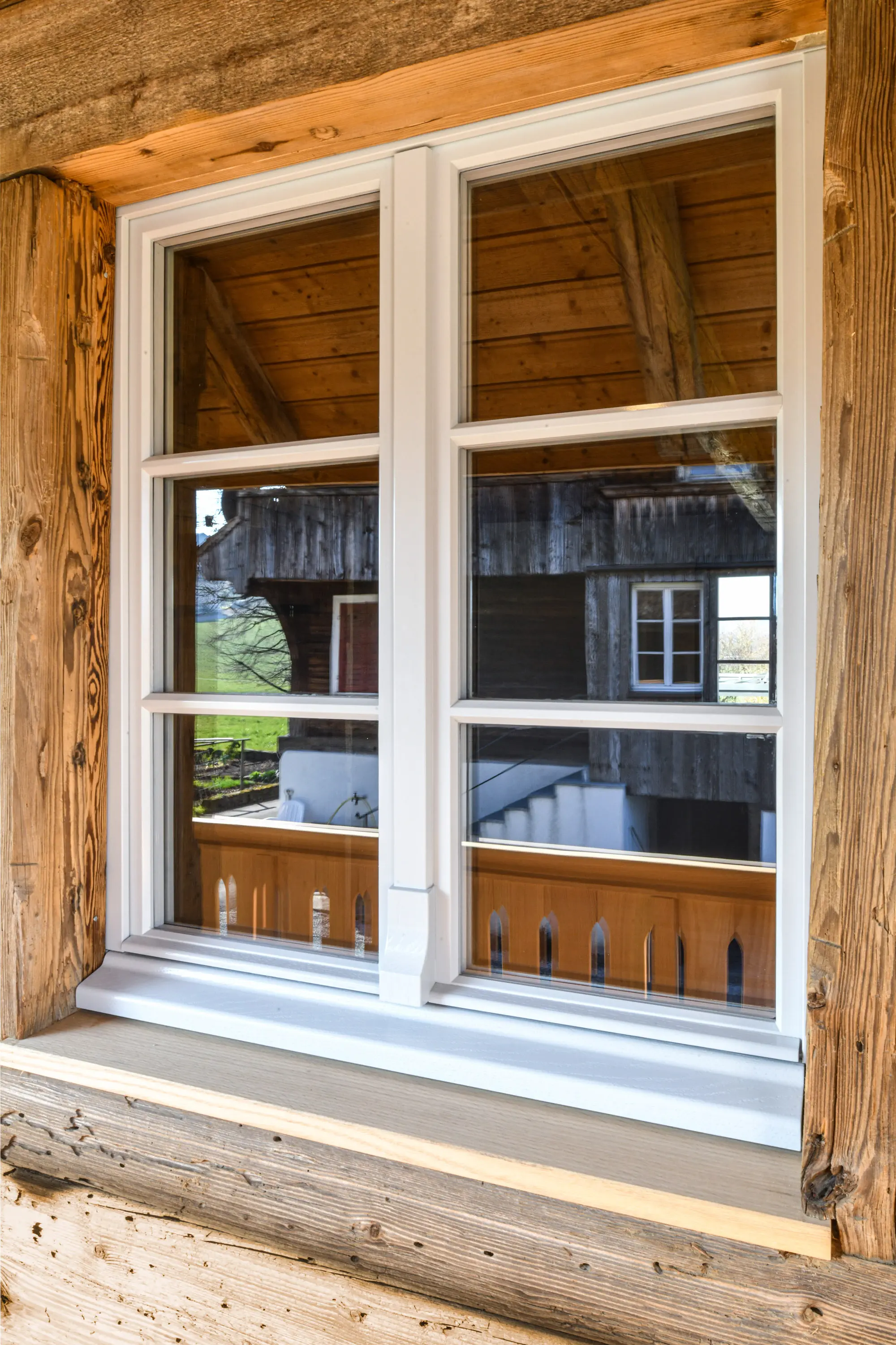 Aussenansicht der hell gestrichene Trennflügelfenster