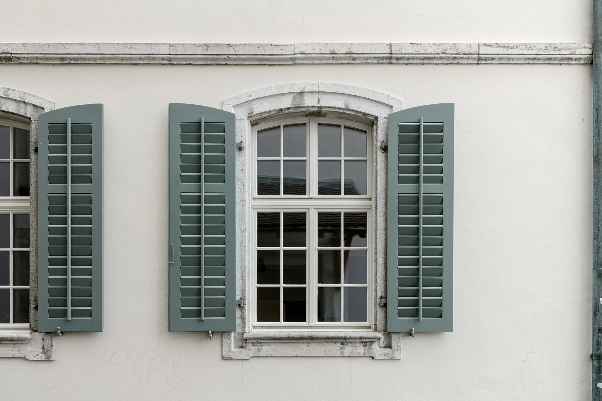 Aussenansicht der ertüchtigten Fenster, Foto © Beat Bühler, Zürich