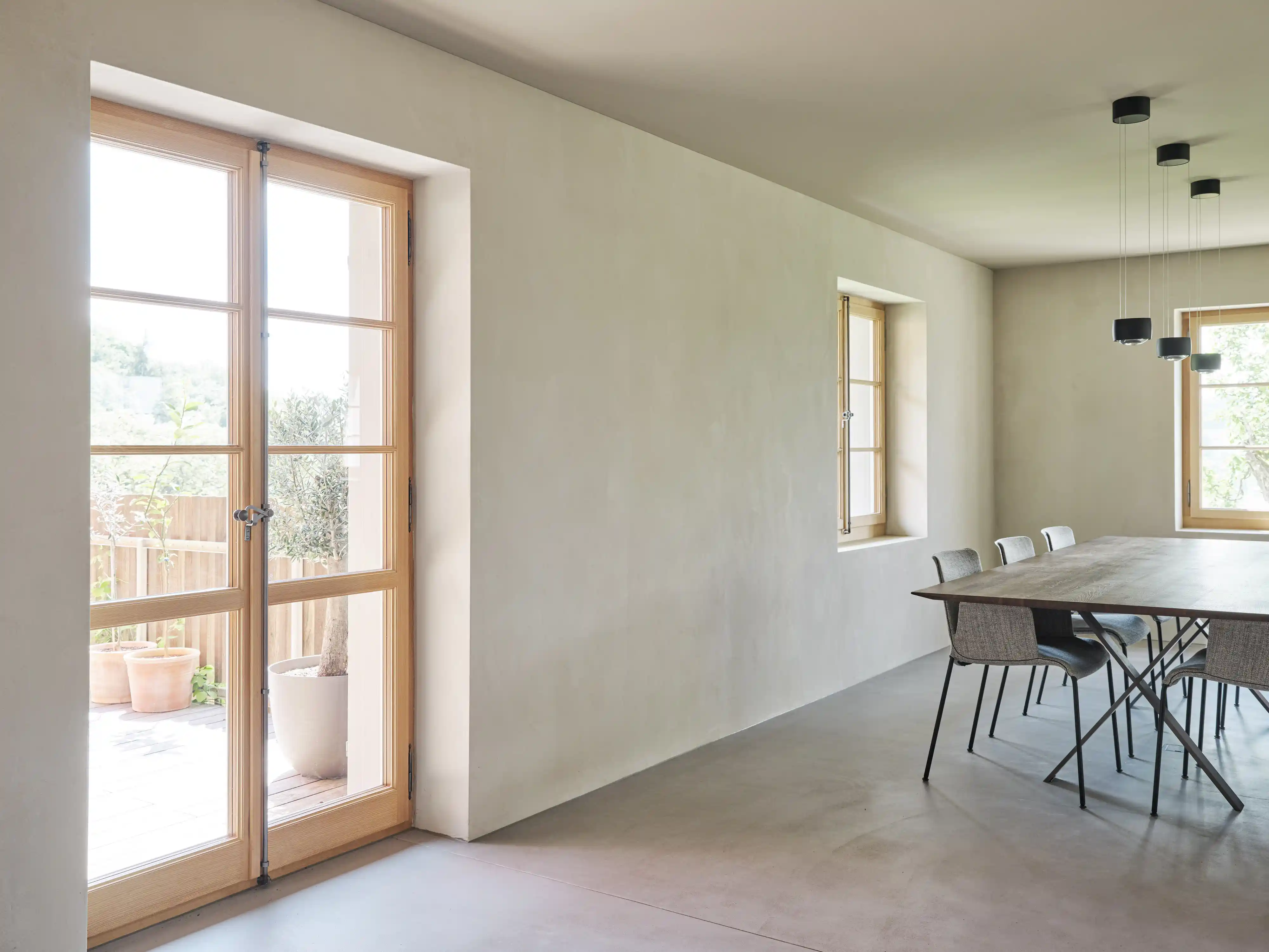 Holzfenster im Wohn- und Esszimmer