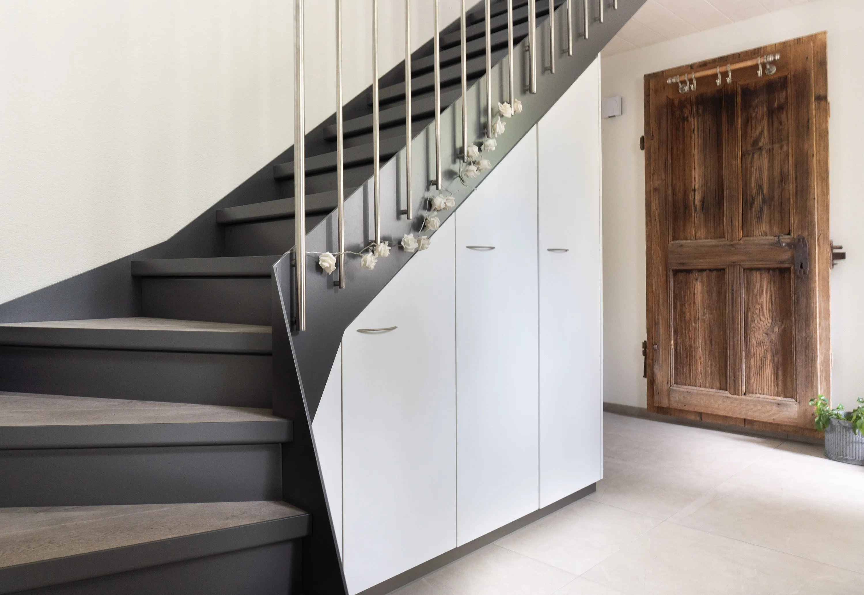 massgenauer Einbauschrank unter der Treppe