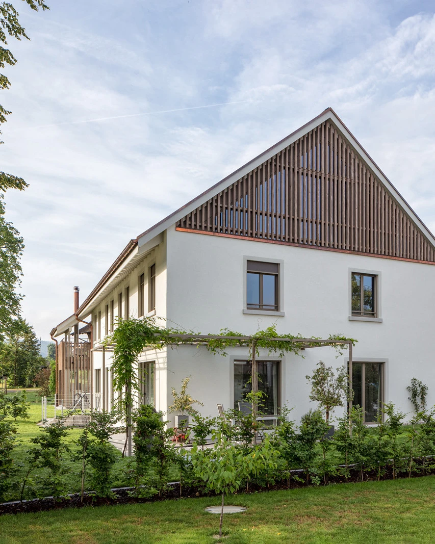 Fenster mit einer broncierten Metallbeschichtung
