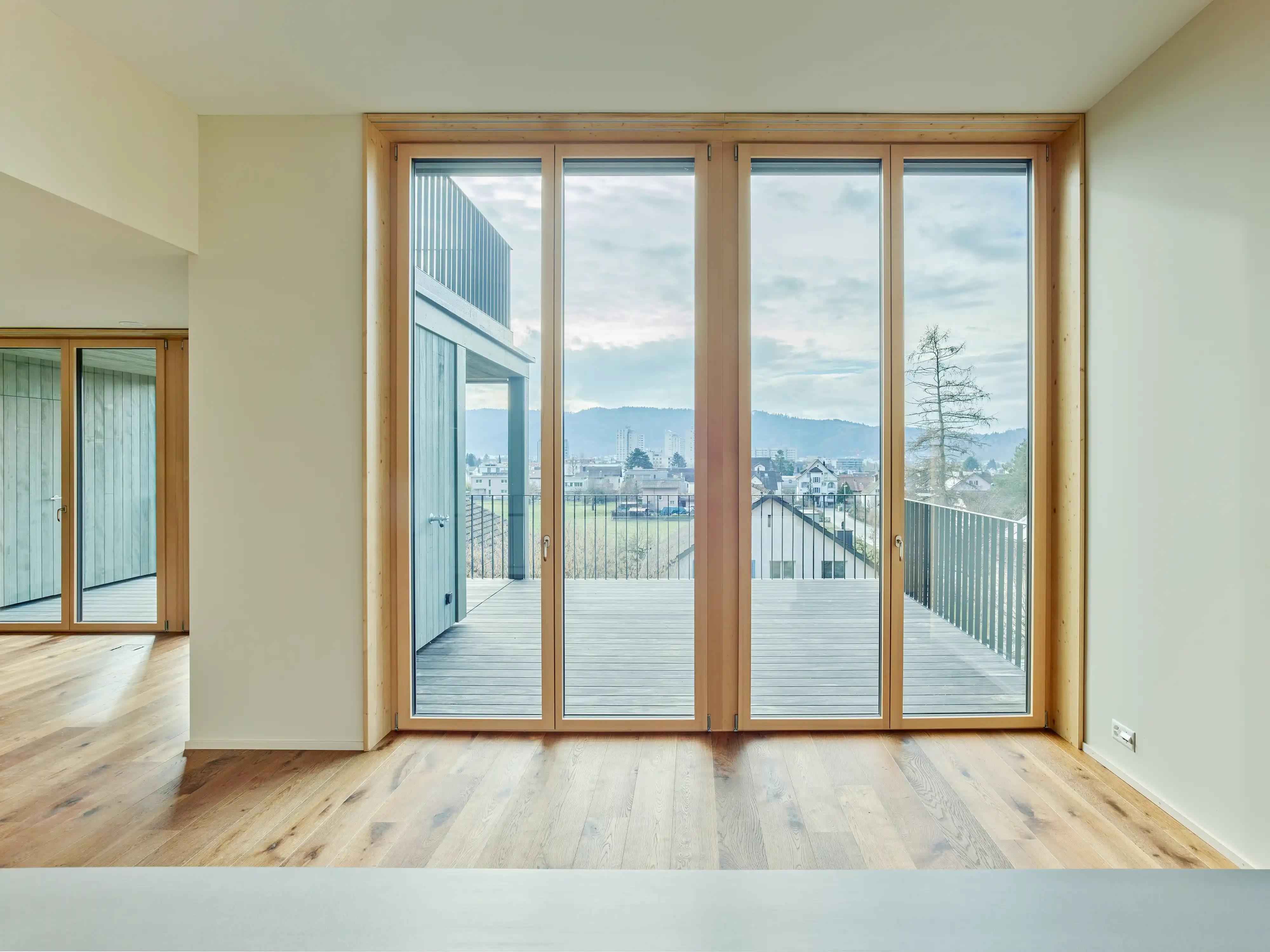 Neue moderne Holzmetallfenster
