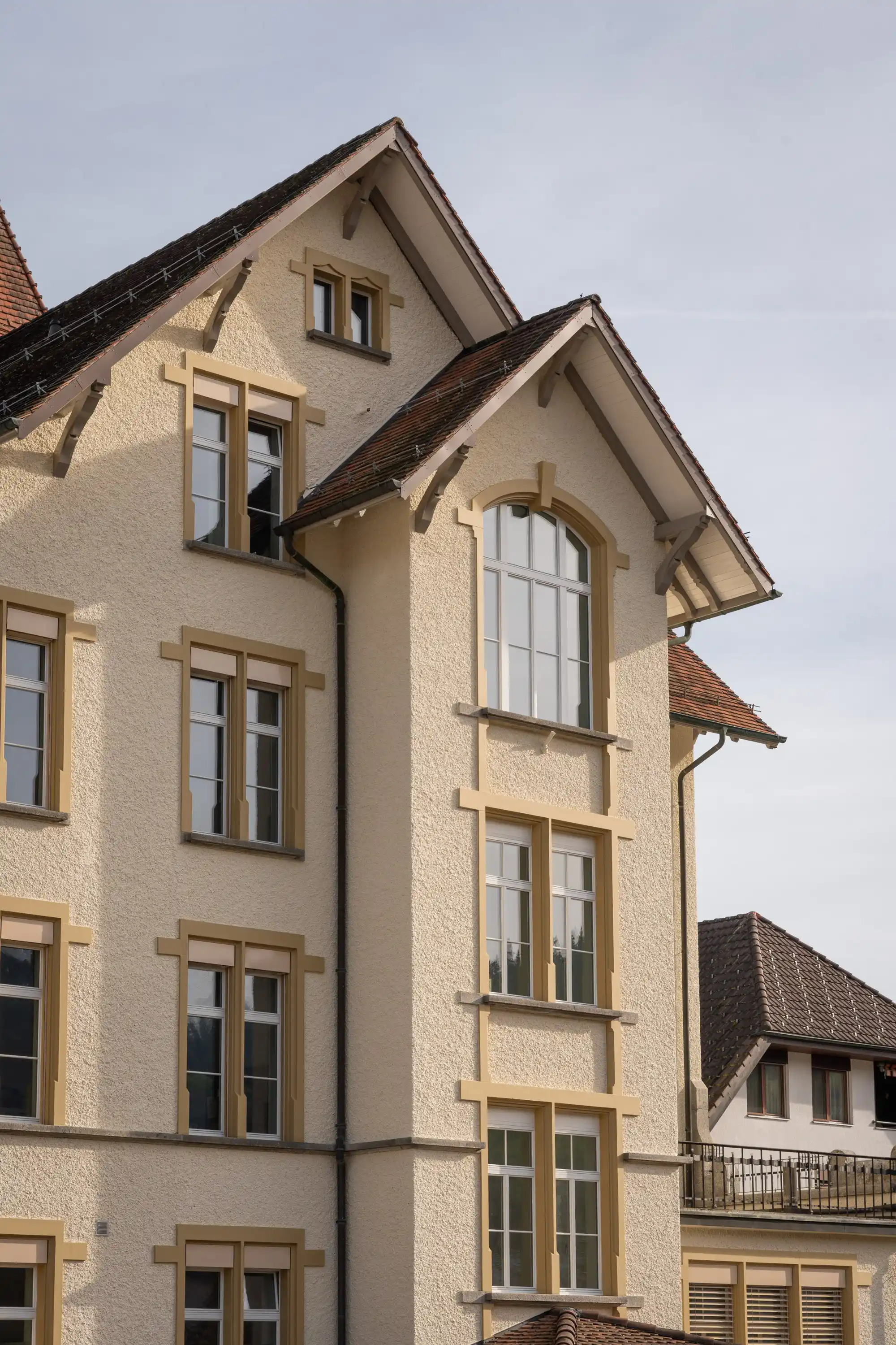 Holzmetallfenster am sanierten Schulhaus