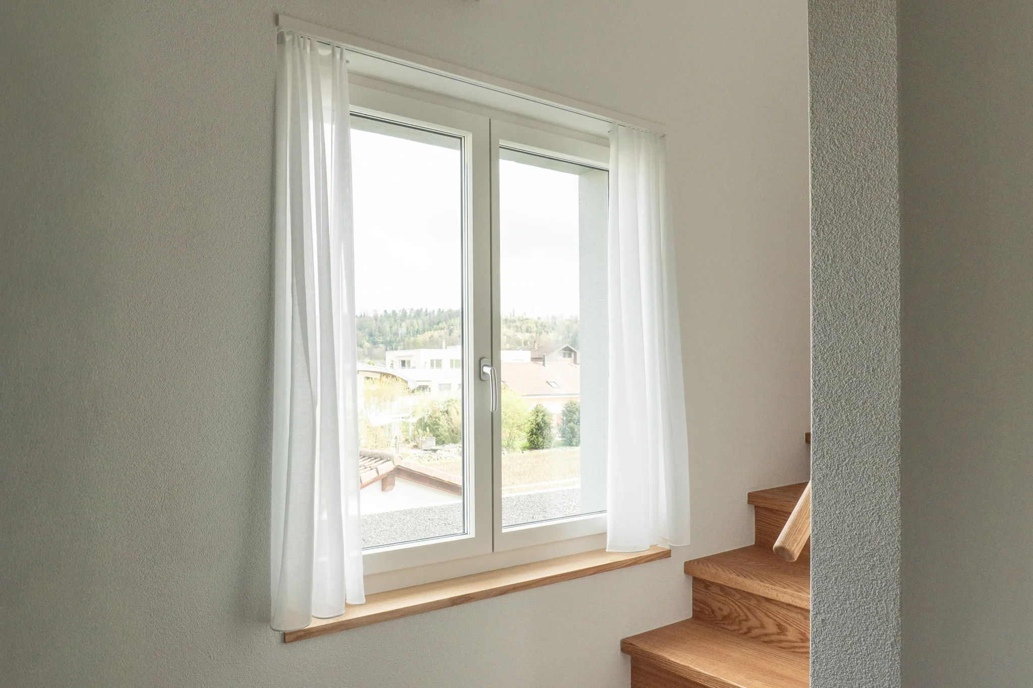 Holzmetallfenster mit Fenstersims