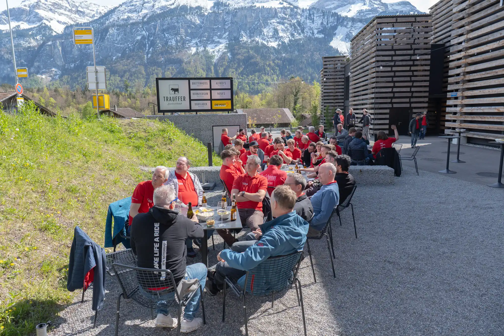 Apéro vor dem Bretterhotel