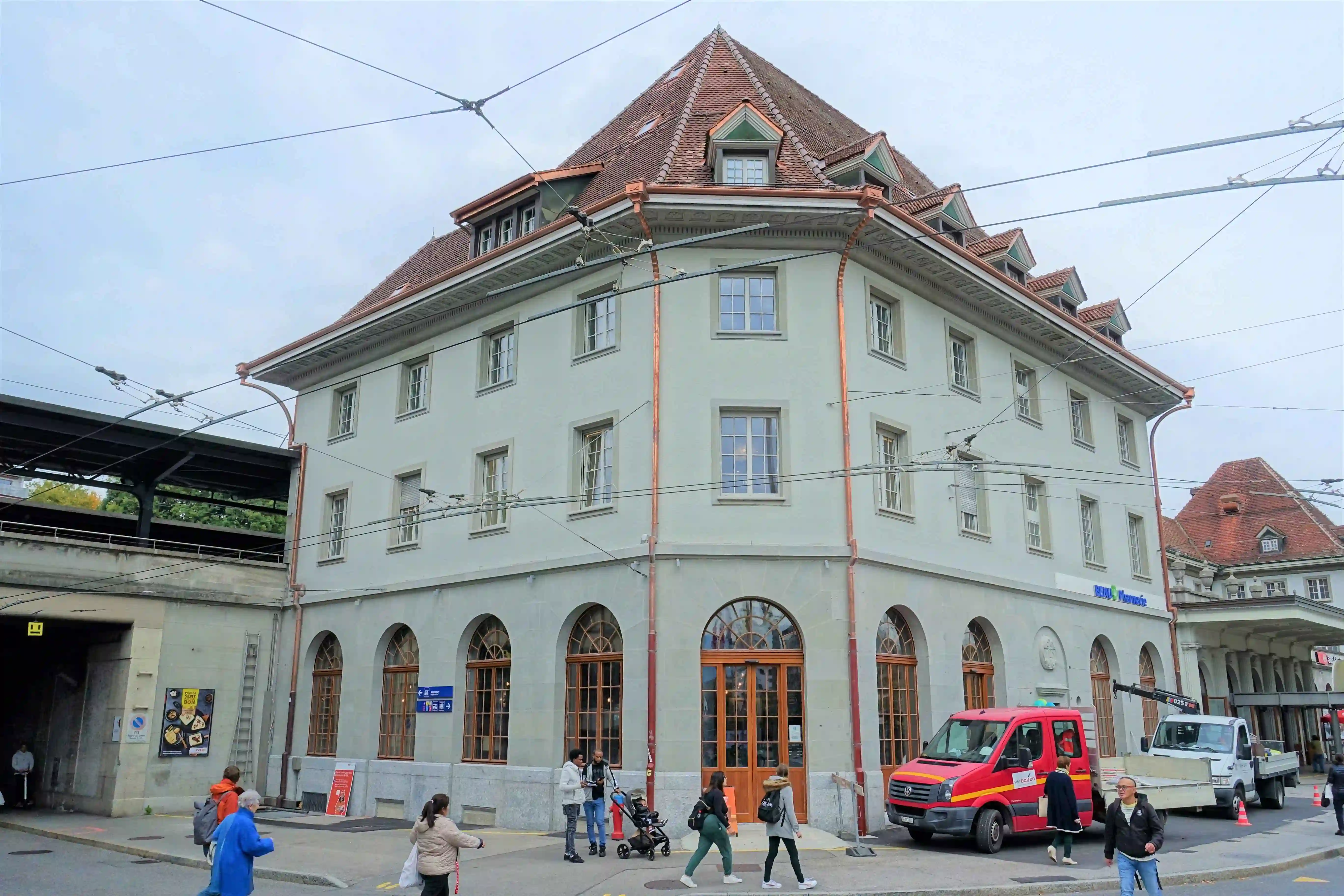 Arbeiten mitten im Alltagsverkehr des Bahnhofs Fribourg