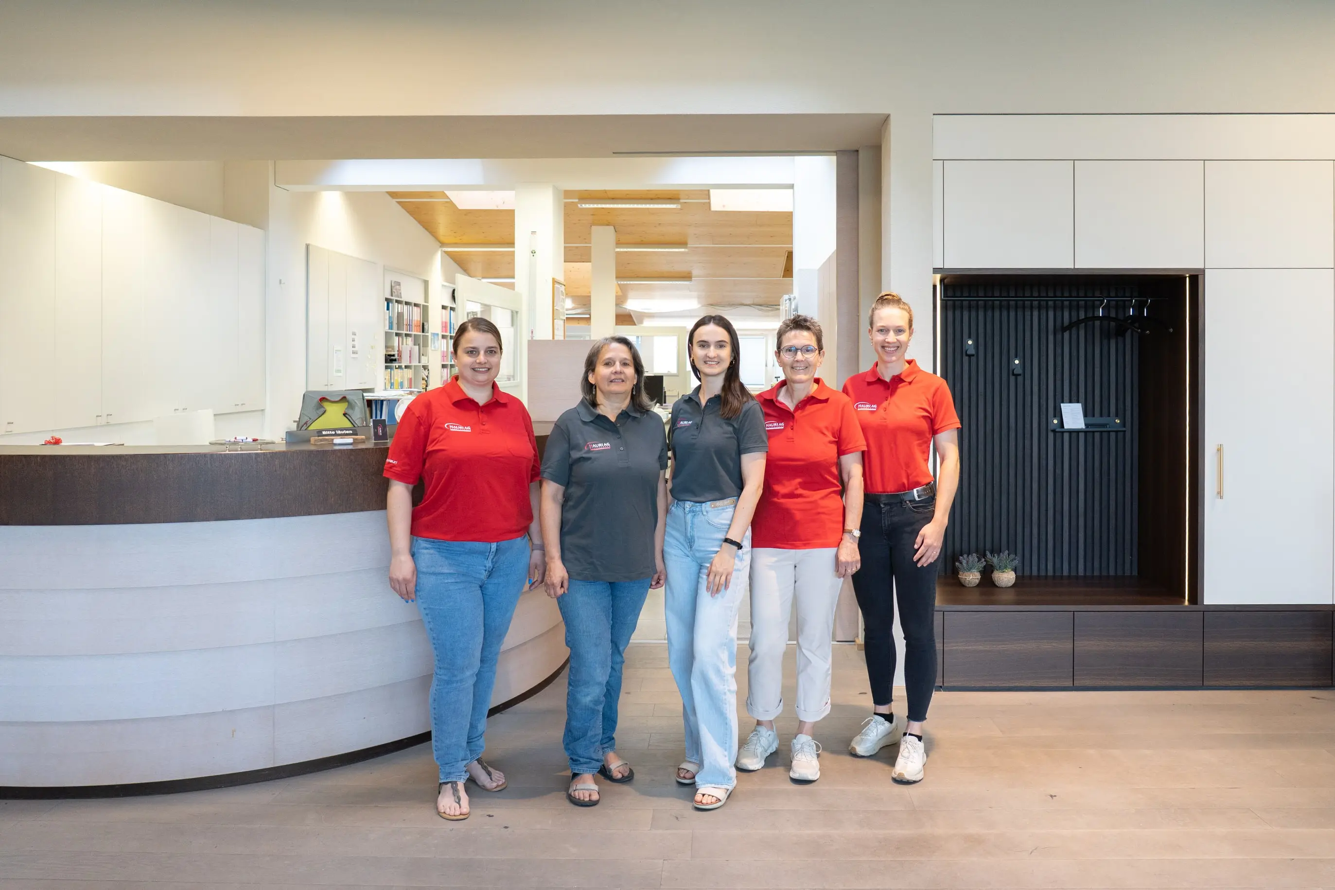 Das Hauri-Team in der Administration, Fakturierung, Buchhaltung, Personal und Marketing vor