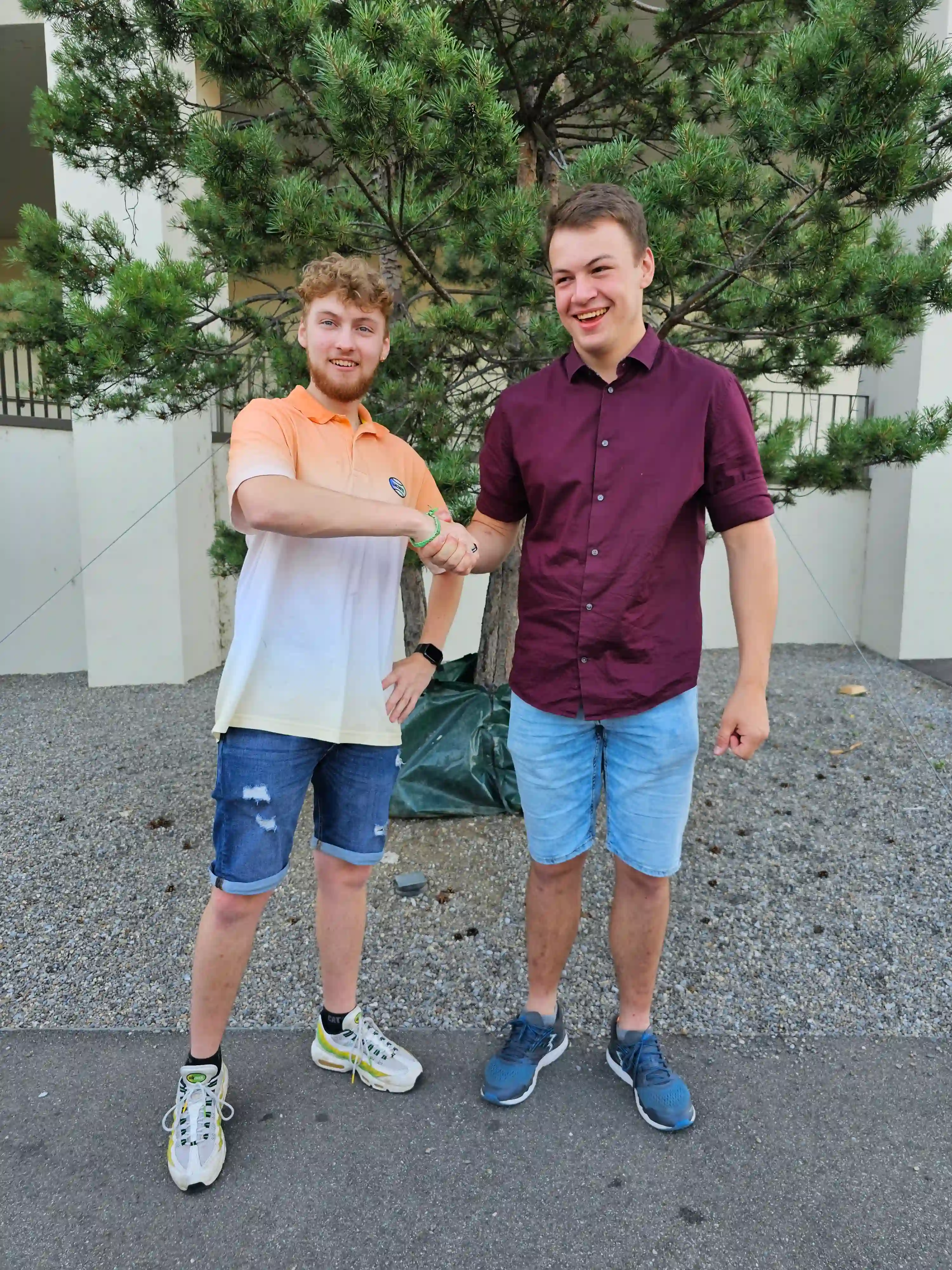 Alex Lüscher und Nick Kulmer feiern ihren Lehrabschluss
