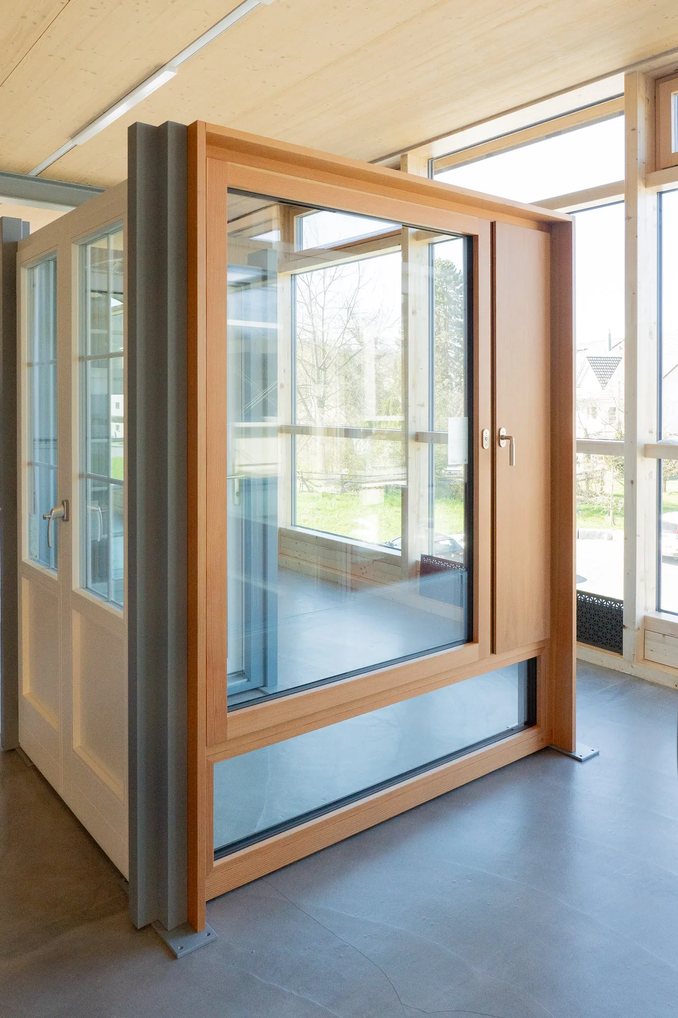 Innenseite des festverglasten Holzmetallfensters mit Lüftungsflügel