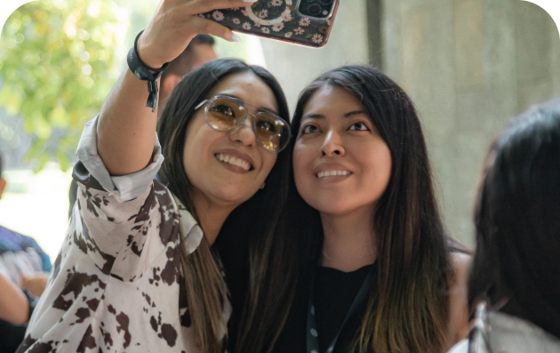 Grupo de jóvenes sonriendo