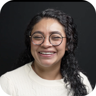 Mujer sonriendo con lentes