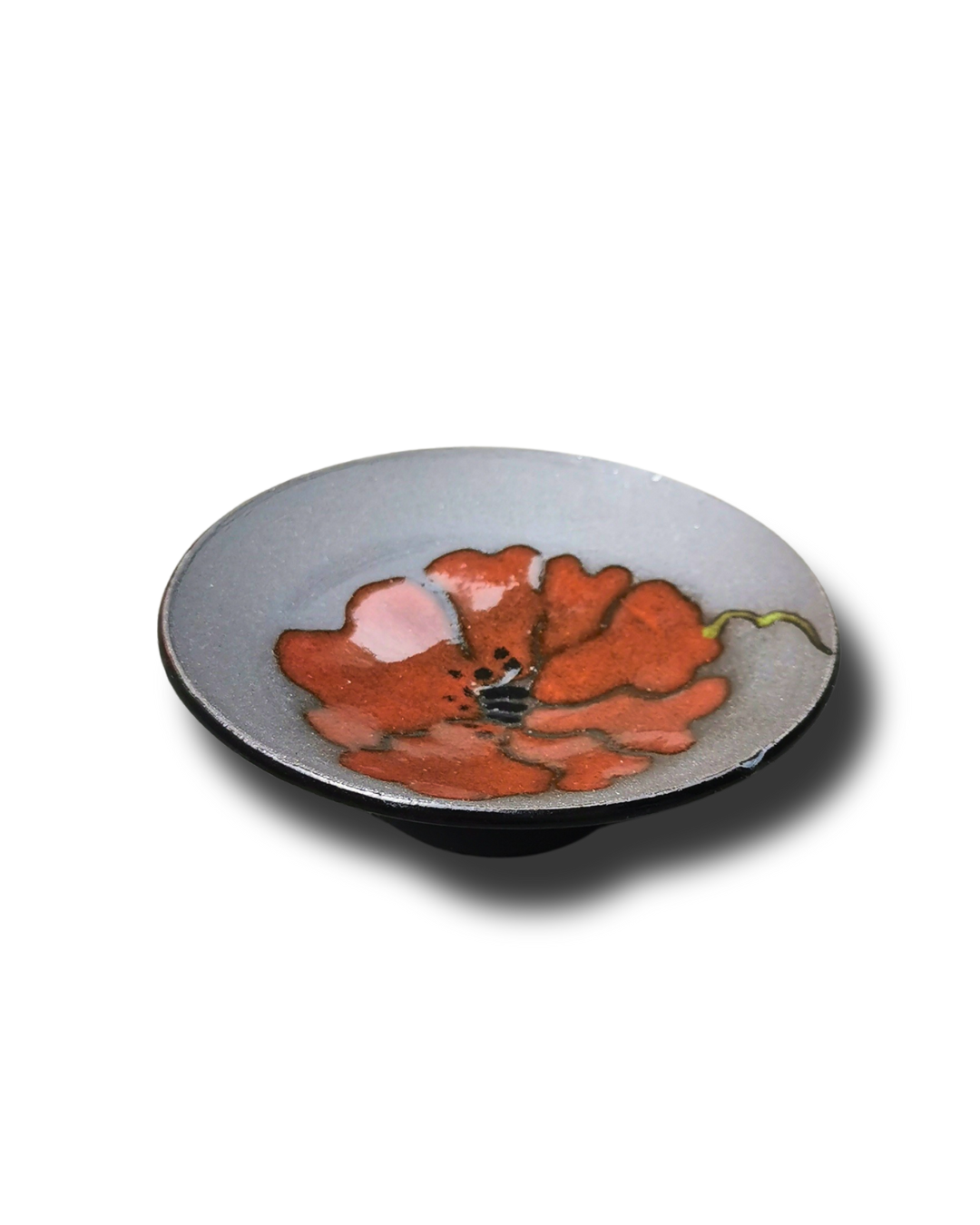 This handcrafted pin dish, created exclusively for the Vimy Foundation, features the image of a poppy—an enduring symbol of remembrance. Designed and hand-thrown by acclaimed Canadian sculptor Christian Corbet, each ceramic piece is a limited edition. Ideal for holding pins, jewelry, or small keepsakes, the dish is both functional and commemorative. A meaningful addition to any collection, it pays tribute to the legacy of those who served. Hand-thrown ceramic Features original poppy design by Christian Corbet Approximately 8.5 cm wide Made in Canada Limited edition
