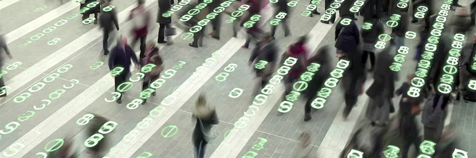 Mouvement flou de personnes marchant sur un sol carrelé avec des chiffres et des lettres verts de style numérique projetés dessus.