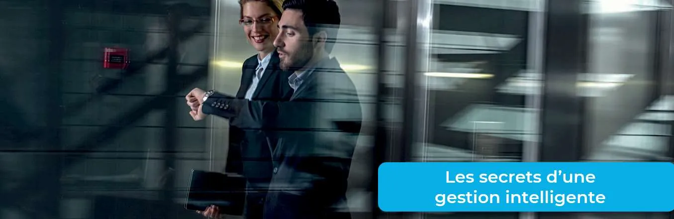 Deux personnes qui marchent côte-à-côte dans une marche rapide et l'homme regarde sa montre