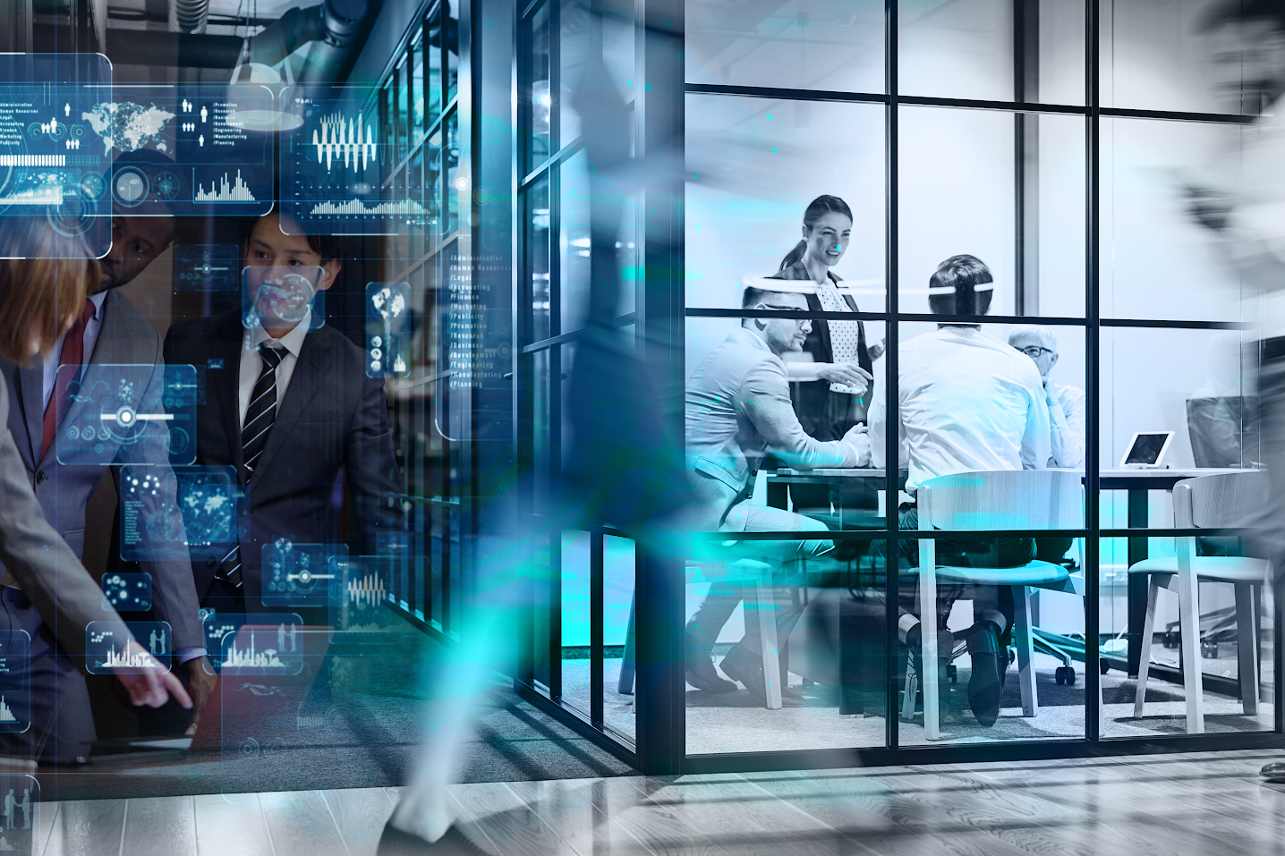 Professionnels en réunion dans une salle de conférence vitrée, superposés à une interface de données numériques et tableaux de bord analytiques avec éclairage bleu cyan — illustrant la convergence entre technologie et collaboration en entreprise.