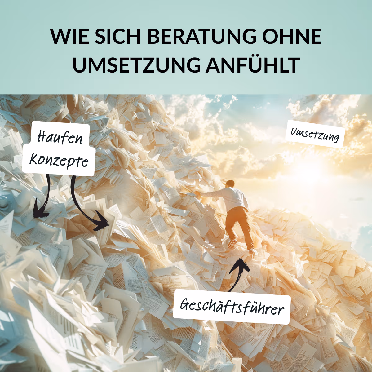 Ein Mann klettert einen Berg aus Papier entlang