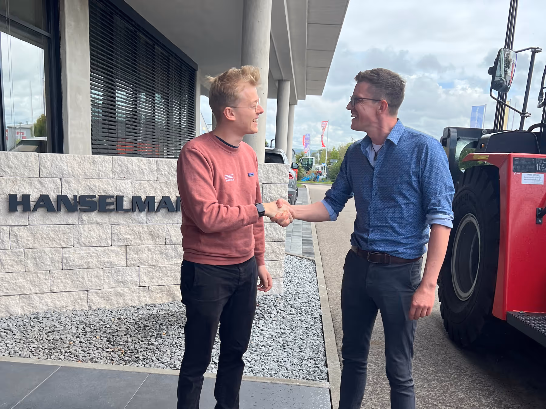 Zwei Personen geben sich die Hand