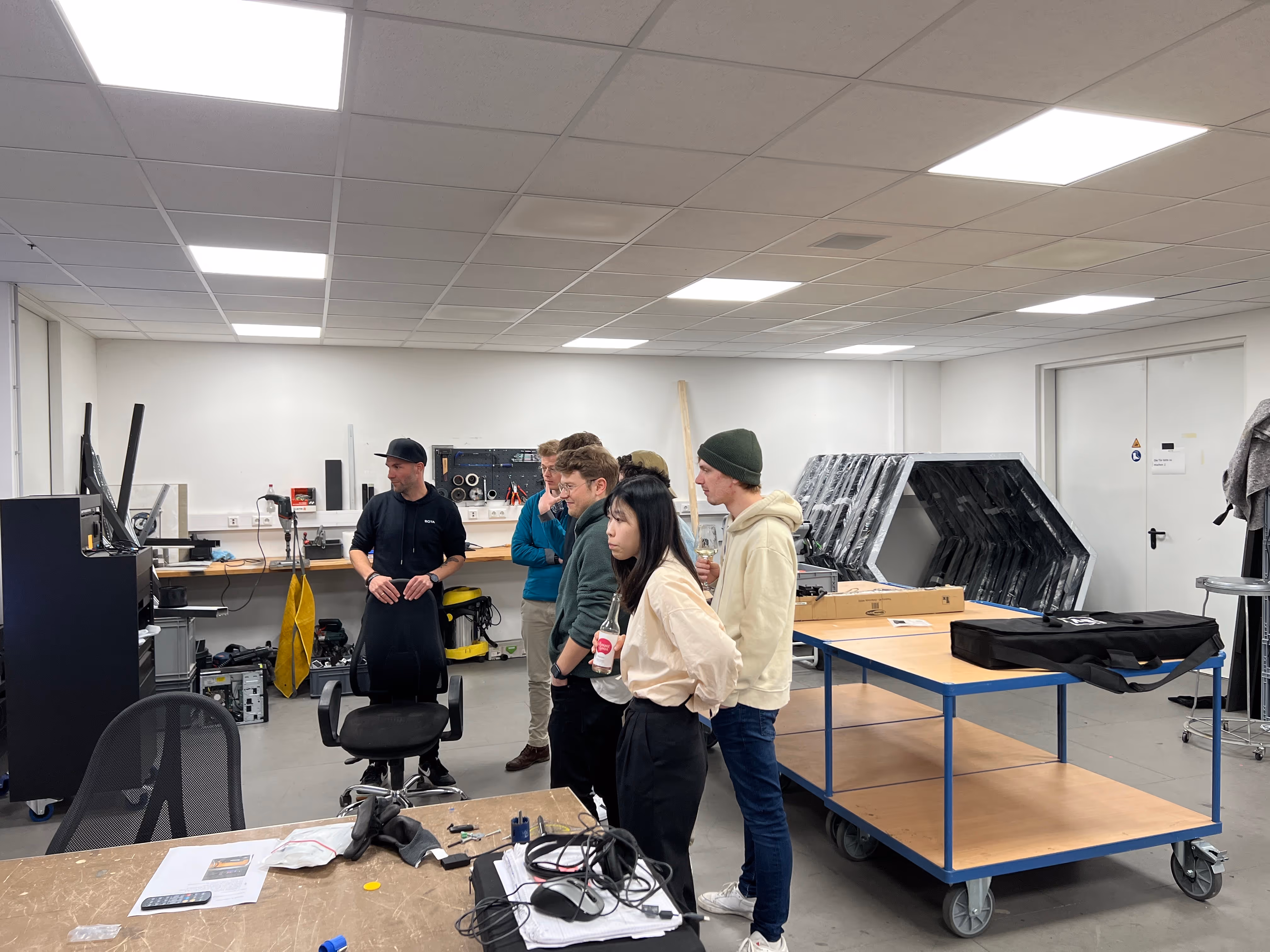 Personen in digitaler Werkstatt