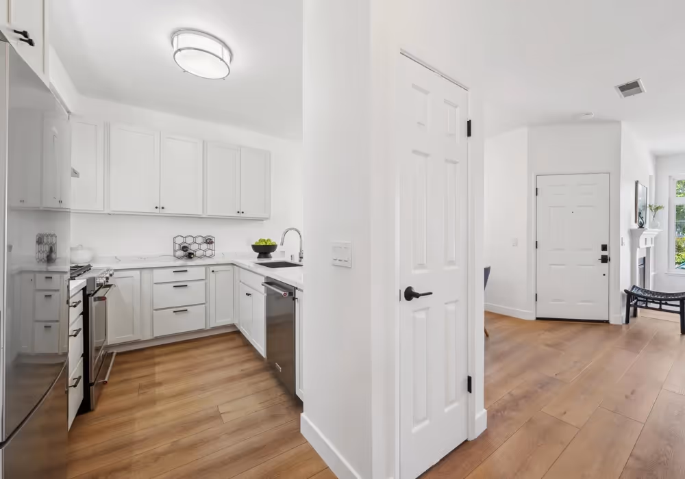 606 Commodore Dr