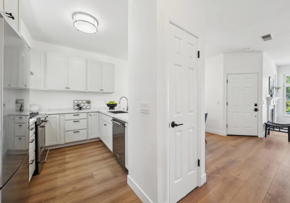 606 Commodore Dr