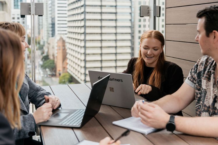 HR team discussing supporting a business through AI adoption and team changes.