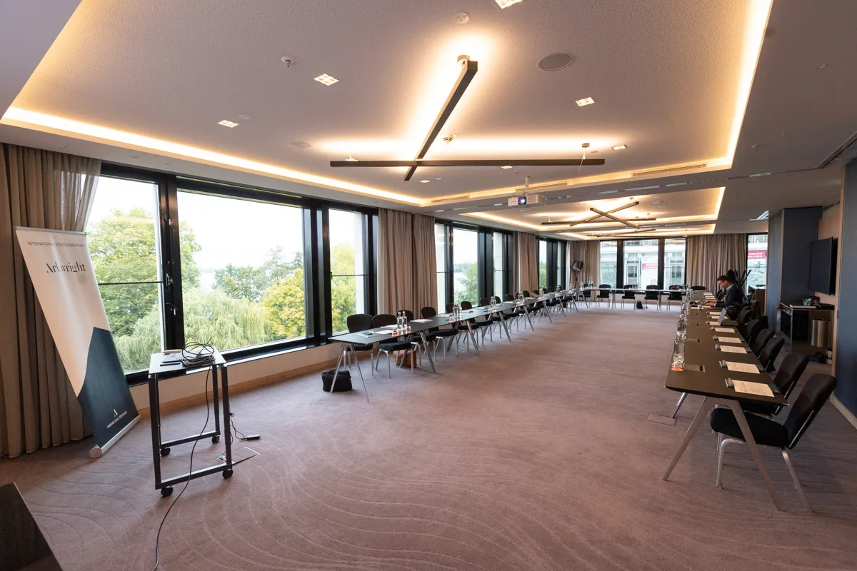 Frontalansicht eines leeren meetingraumes