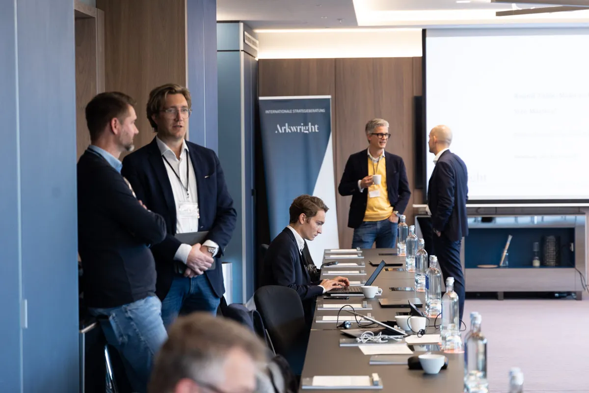 Männer unterhalten sich während Meetingpause